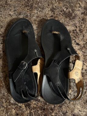 Olukai Black Leather thong Sandals